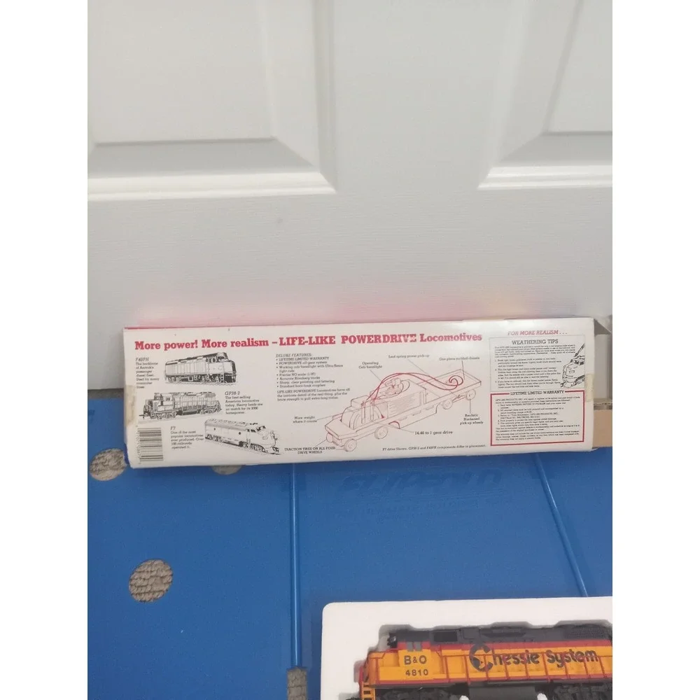 LIFELIKE‎ #8663  B&O CHESSIE SYSTEM Locomotive & Caboose #4810 w Box  HO